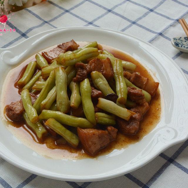 左:豆角干焖五花肉(红亮油润,豆角干吸饱肉汁);中:豆角干虾米蒸蛋(蛋羹嫩滑,豆角丁翠绿分布均匀);右:豆角干山药排骨汤(汤色清亮微黄,山药段完整,豆角干舒展沉底) 豆角干三种成品菜摆盘对比图
