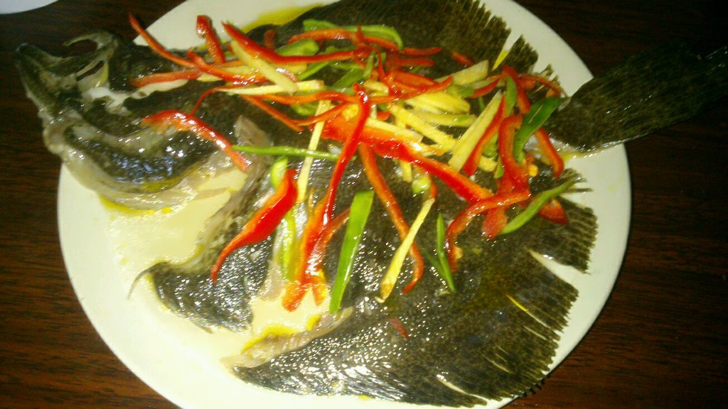 小黄姜末现撒清蒸鲈鱼特写