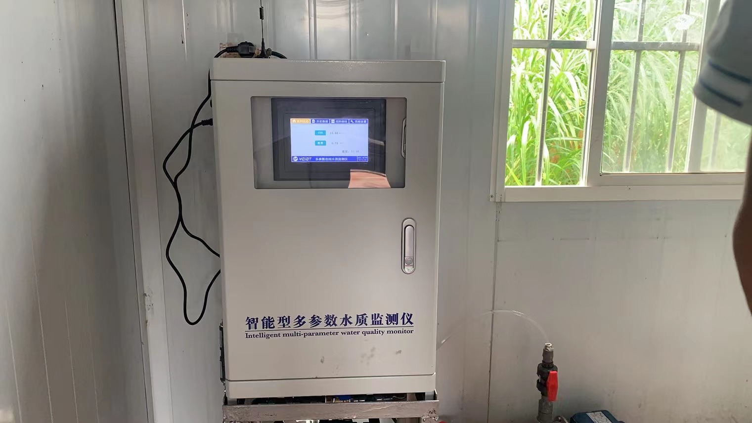 南美白对虾养殖水质智能监测系统现场图