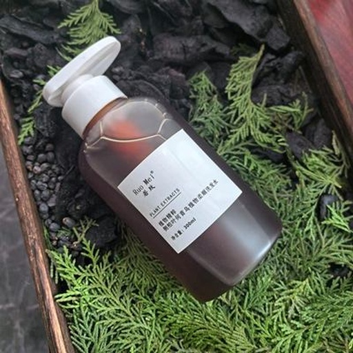 一组以侧柏为主题的护发产品摆拍:玻璃瓶装深褐色侧柏酊剂、印有‘侧柏叶提取物’标签的防脱洗发水、干燥的绿色侧柏叶药材、不锈钢喷雾瓶,背景为浅色棉麻布料,整体风格自然有机 侧柏护发产品组合图