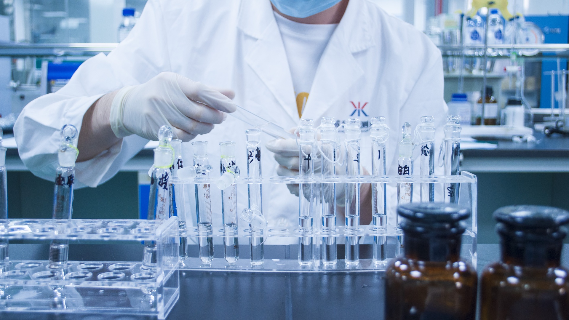 一名身穿白大褂的研究人员正在使用高效液相色谱仪检测鹿鞭粉样品,桌上摆放着试管架、移液枪和成分分析报告,显示屏上显示着氨基酸谱图,体现科学研究的专业性和可信度 实验室检测场景