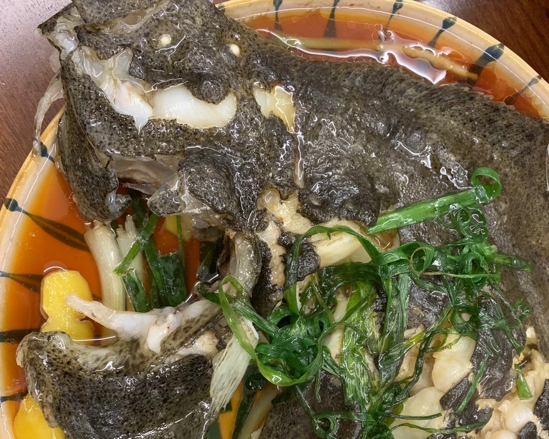 清蒸后的多宝鱼色泽洁白,肉质鲜嫩,保留了原汁原味 多宝鱼清蒸后的成品