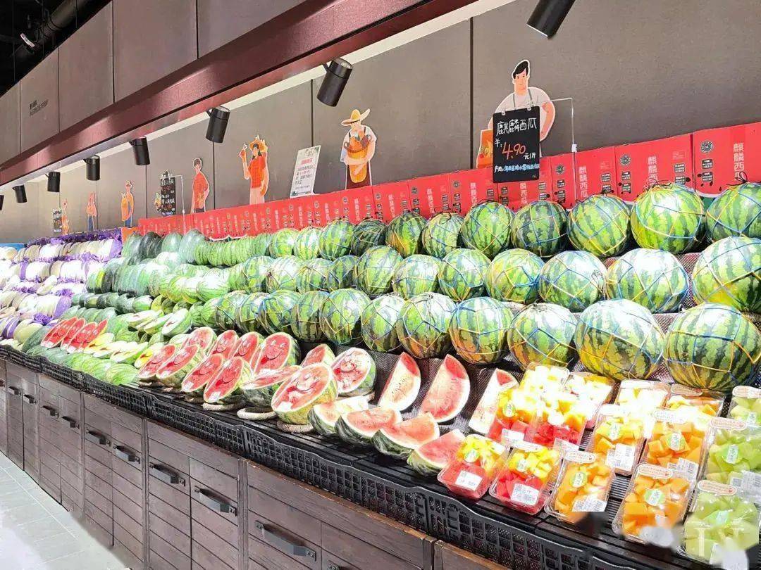 超市货架上摆放着多种类型的西瓜供顾客挑选
