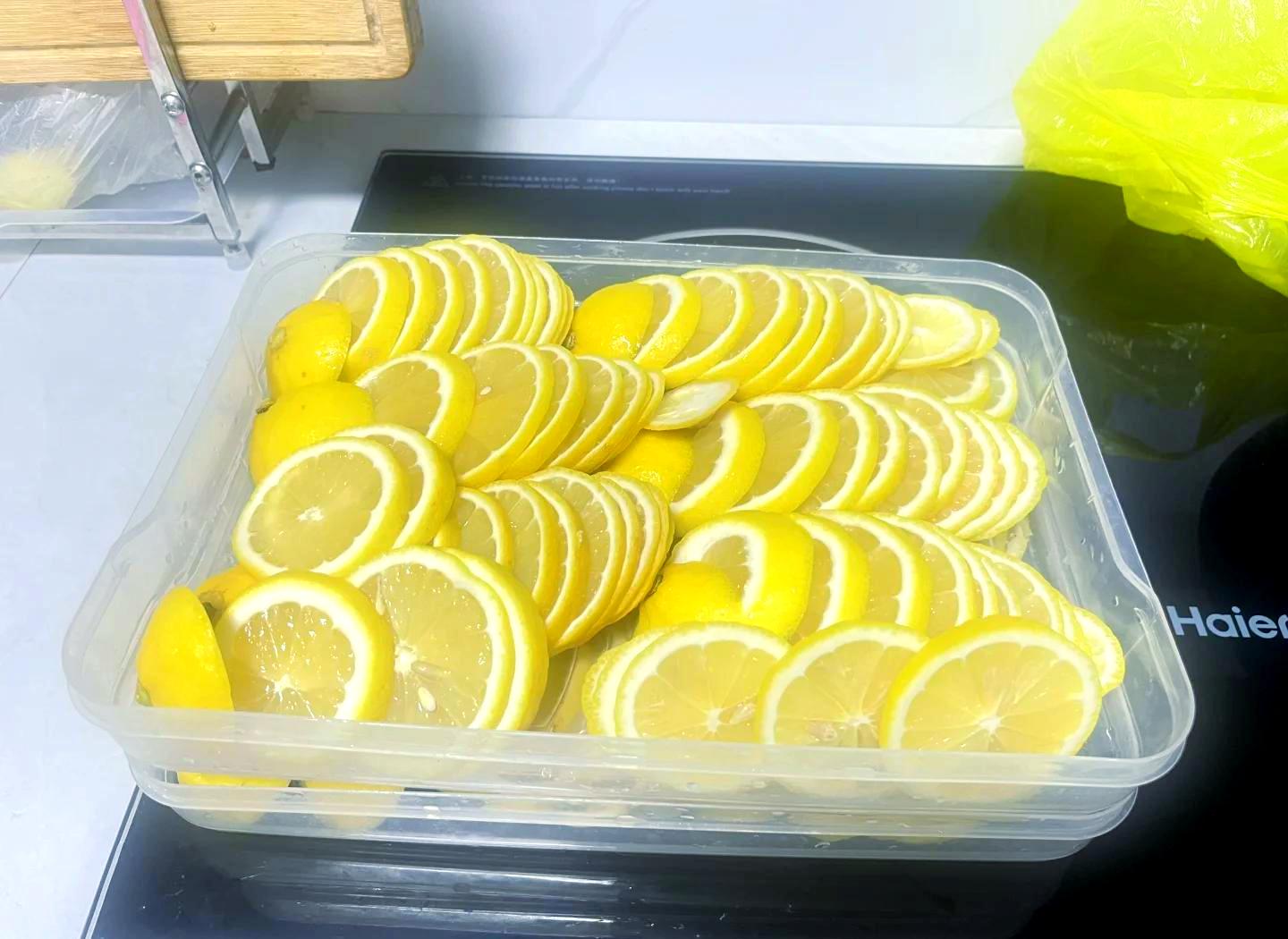 柠檬切片与水杯