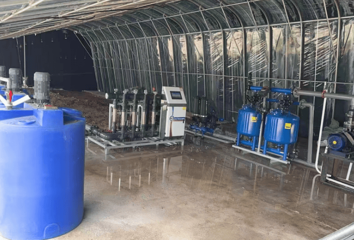 温室番茄高钾滴灌施肥现场操作图