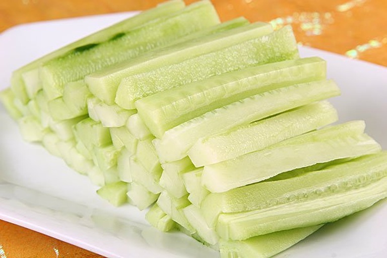 现代厨房中营养师正在讲解食材搭配