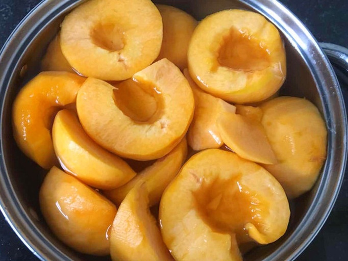 黄桃罐头成品图