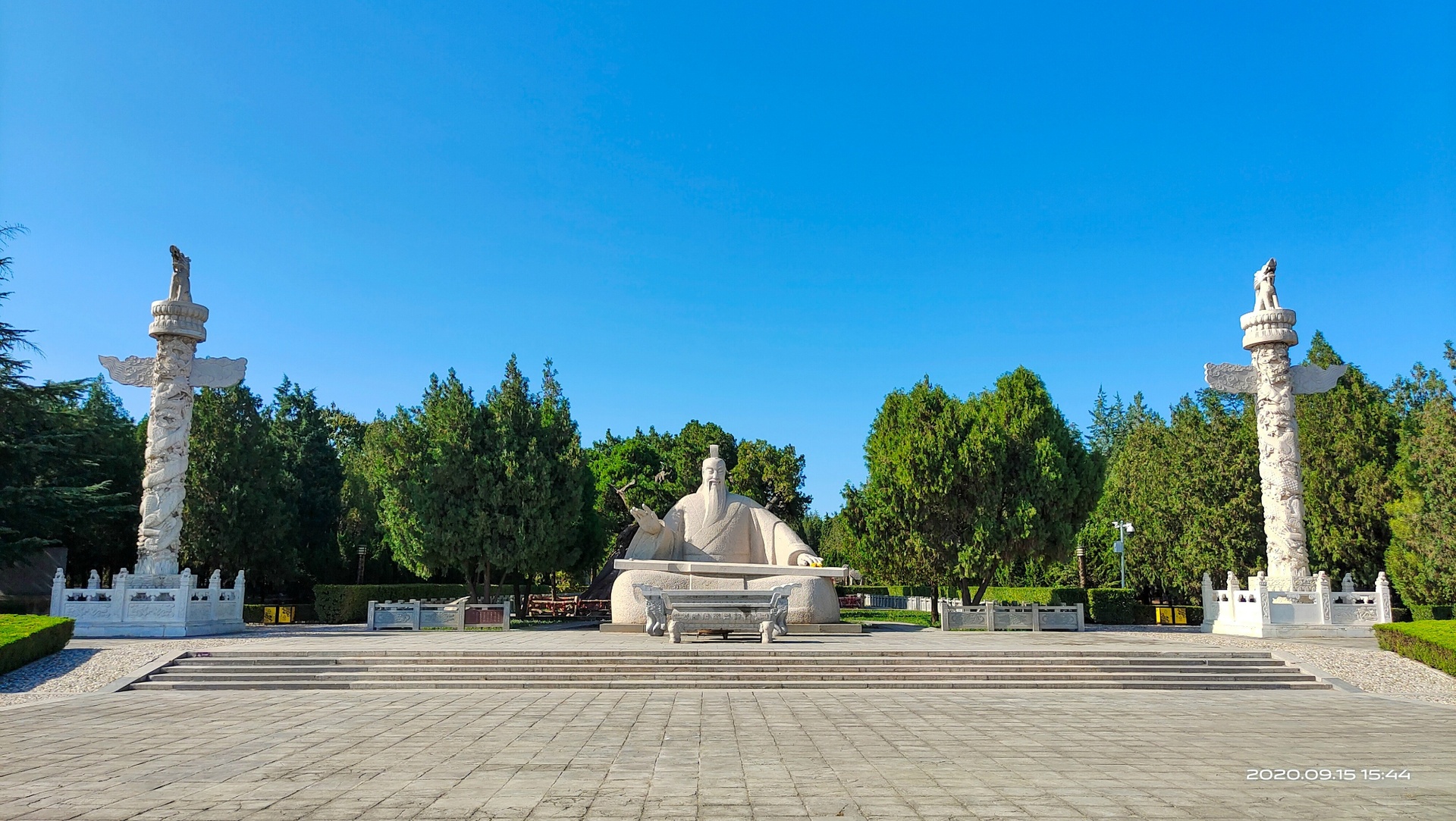 古代绘画风格的杏坛讲学场景