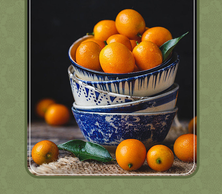 一盘切开的青色与黄色金桔横截面展示图