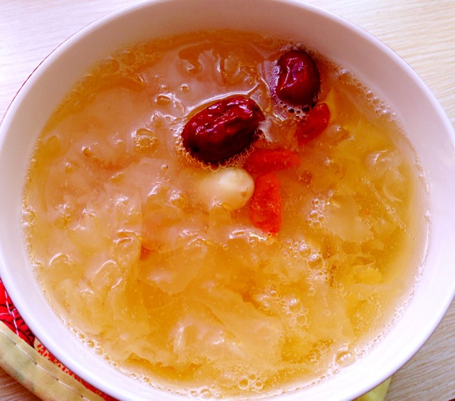 炖煮后的银耳羹特写