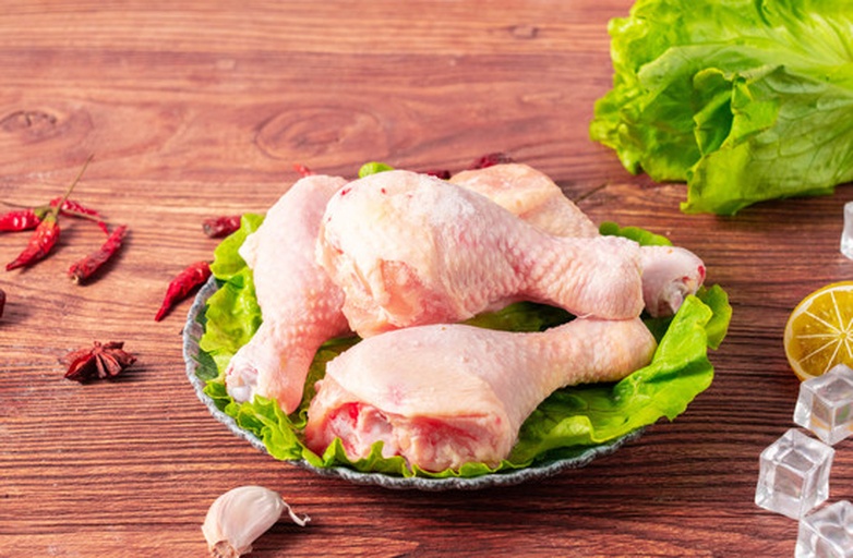 鸡腿和藤椒食材摆放