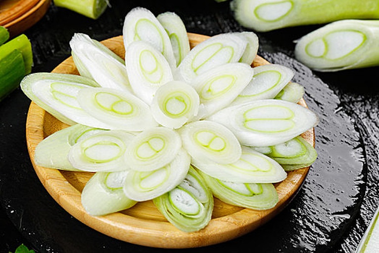 新鲜圆包菜与辅料摆放整齐