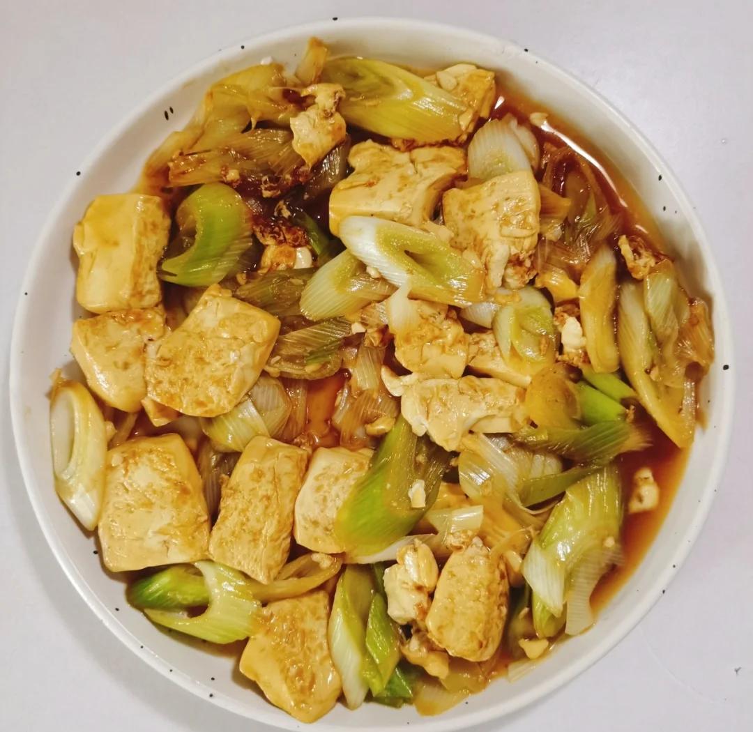 一道色泽诱人、葱香浓郁的章丘葱烧豆腐成品 葱烧豆腐成品图