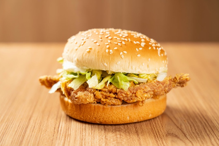 家庭厨房场景中的双层鸡腿堡摆盘