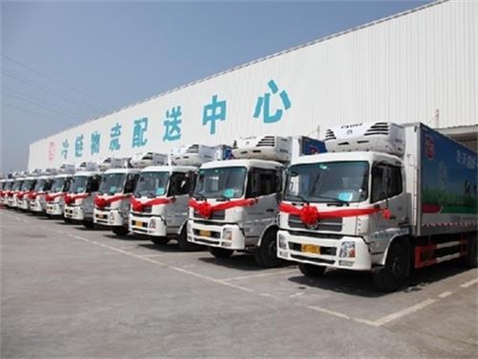 冷链运输车内整齐码放的带鱼保温箱，配有温控监测设备