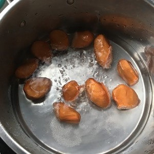 锅中正在煮沸的栗子