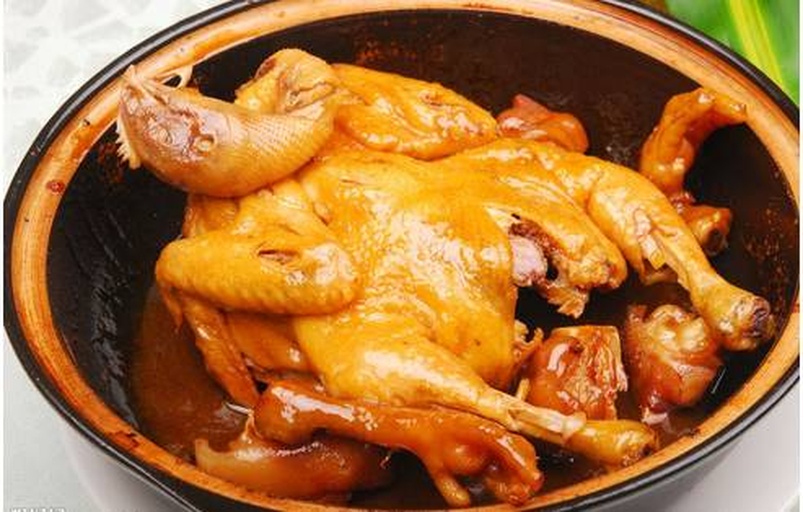 板栗烧鸡炖煮过程特写