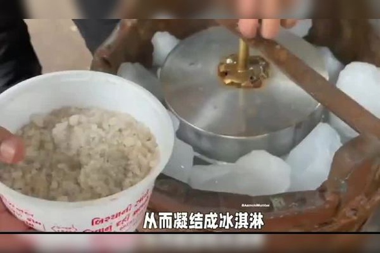 草莓冰激凌冷冻搅拌过程