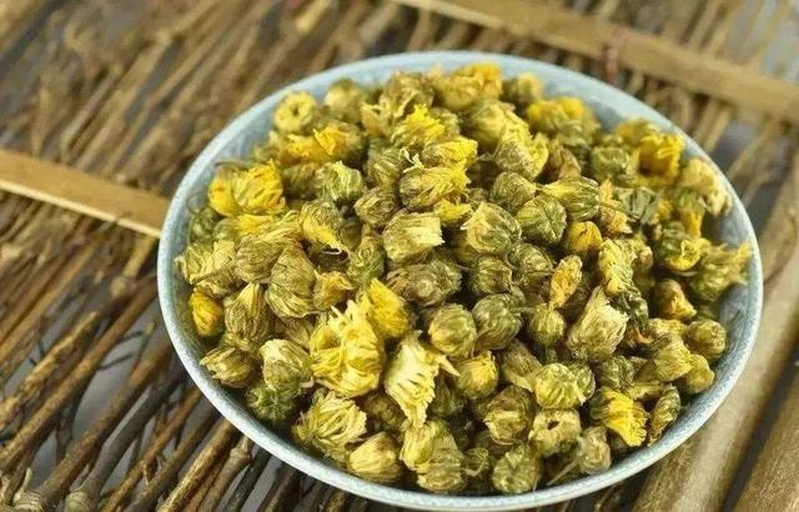 家庭厨房中准备野菊花茶的场景