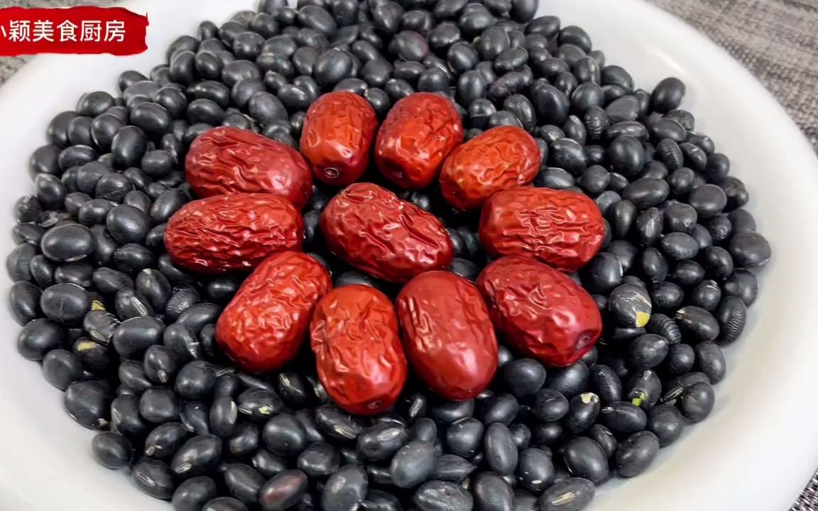 黑豆与糙米、坚果、蔬菜等搭配的健康餐盘示意图,突出营养均衡理念 黑豆食谱搭配示例