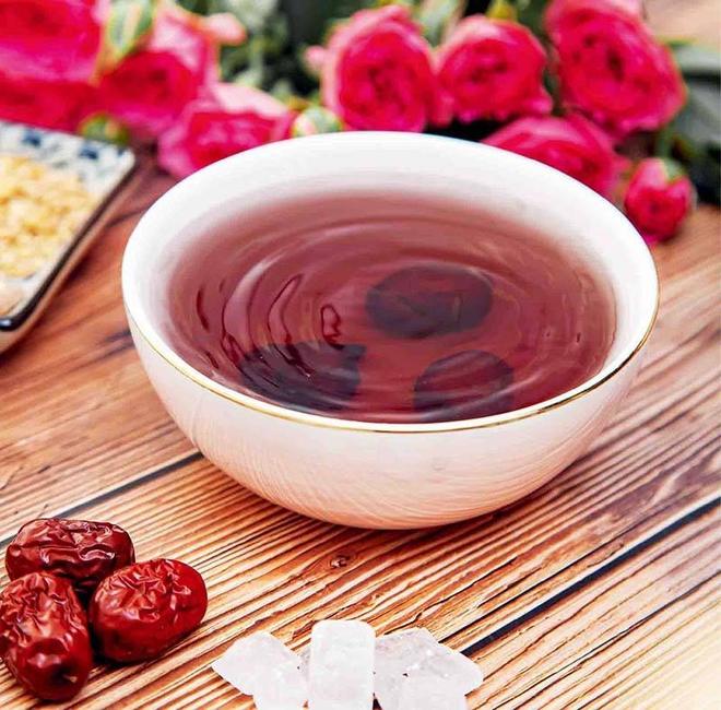 冬瓜荷叶玫瑰茶体质适配可视化图表:清晰标注三类体质的典型舌象特征、对应配比方案(含克数)及红色禁用警示,背景采用中医五行色系区分 体质适配对照示意图:左侧竖排三栏——湿热质(图标:火焰+水滴,对应舌象黄腻苔照片)、脾胃虚寒质(图标:冰晶+裂纹,对应舌象淡胖齿痕照片)、阳虚质(图标:月牙+雪花,对应舌象淡白照片);右侧箭头指向对应推荐配比及禁用标识