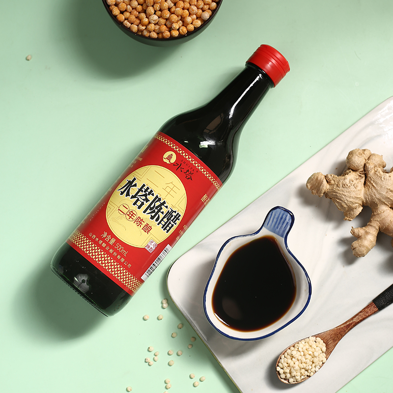 糖醋汁调制过程图:展示糖醋汁在玻璃碗中的状态,强调液体清澈、无颗粒,体现专业调配过程 玻璃碗中盛放着晶莹剔透的糖醋汁,旁边放置量勺和调料瓶,背景为厨房台面