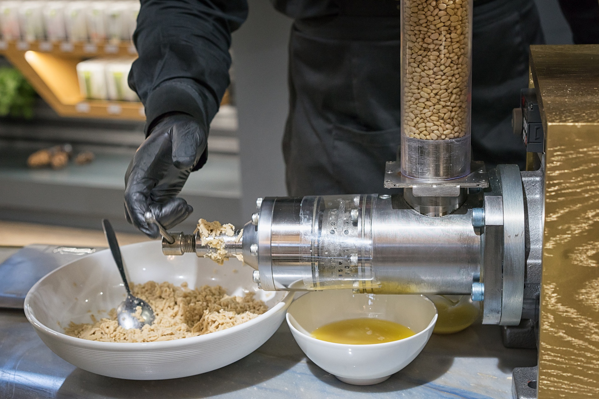 猕猴桃籽榨油过程