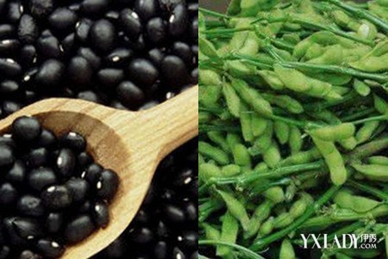 毛豆与豌豆家庭烹饪实景对比图,展示安全煮制与快炒两种最优方式,并标注核心营养优势关键词 厨房场景图:左侧不锈钢锅中煮着青翠带绒毛的毛豆,浮起细密气泡;右侧不粘炒锅内清炒鲜豌豆粒,配红椒丁与少量橄榄油,灶台旁放两个玻璃碗,分别盛放剥好的毛豆仁与豌豆仁,标签注明"毛豆:高蛋白/高叶酸"、"豌豆:高纤维/高维K"