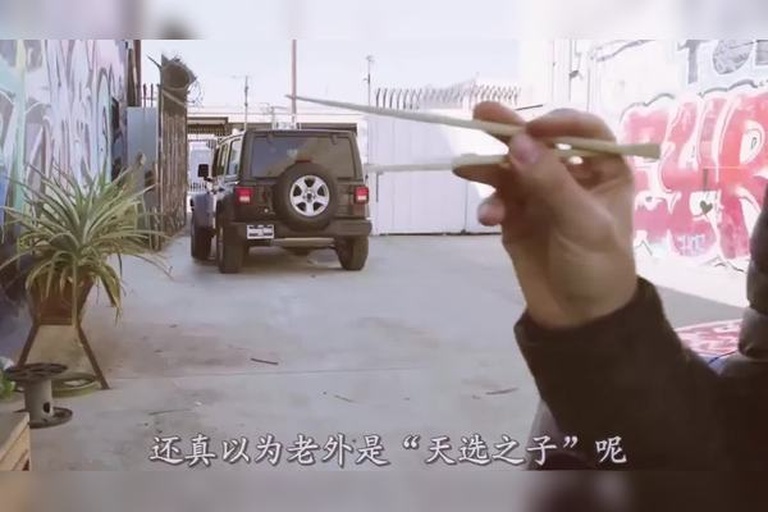 写实插画风格:亚洲年轻上班族侧影,黑眼圈明显,左手揉太阳穴,右手悬停键盘上方。桌面散落咖啡杯与便签纸,便签上潦草写着‘KPI’‘DDL’。关键视觉元素为头顶气泡——半透明蓝灰色,内部手写中文字体‘鸭梨lì!’,其中‘lì’字右上角清晰标注第四声调号‘ˋ’,气泡表面呈现细微蛛网状裂纹,隐喻压力临界状态。整体色调冷峻,突出声调符号的视觉焦点。 职场青年伏案工作场景,电脑屏幕显示待办清单与红色感叹号,人物头顶悬浮半透明气泡,内写手写体“鸭梨lì!”(“梨”字明显加注第四声符号“ˋ”),气泡边缘有细微裂纹效果