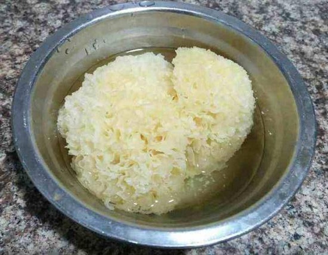 炖煮后的椴木银耳汤