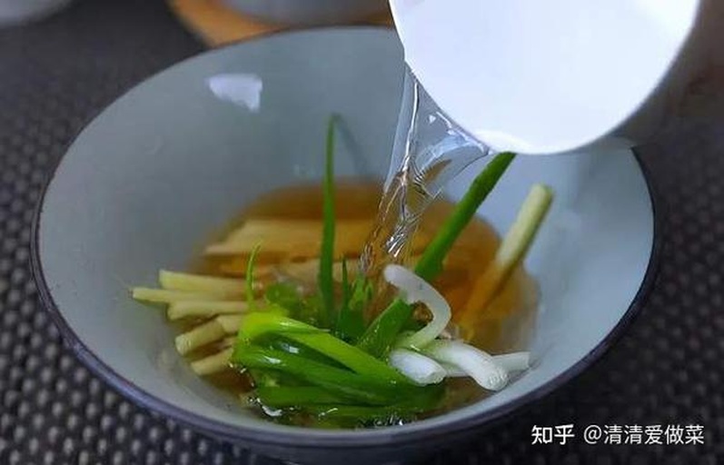 实验室场景：白色操作台上放置玻璃烧杯盛装淡黄色澄清葱水，旁边摆放新鲜切段的章丘大葱白、电子天平（显示50.0g）、计时器（定格在5:00）、温度计（显示98℃）