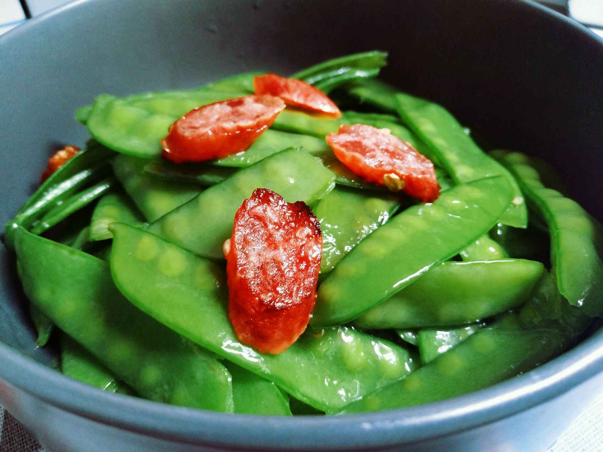 广式香肠与荷兰豆食材准备图