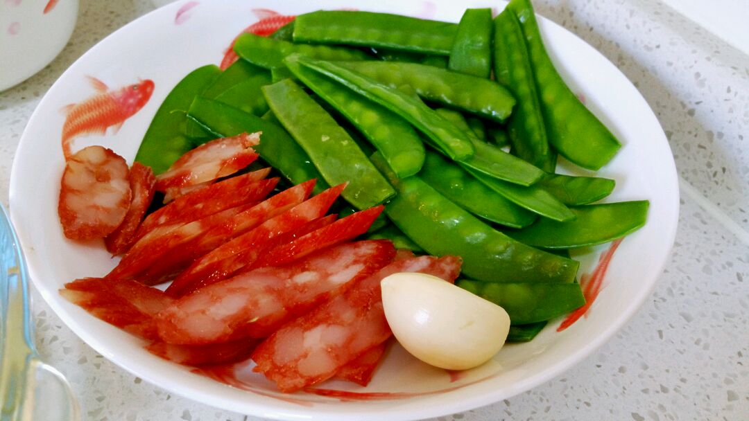 新鲜荷兰豆与广式腊肠并列摆放