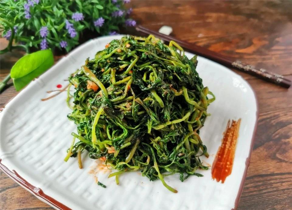 家庭餐桌上的一盘清炒白菜