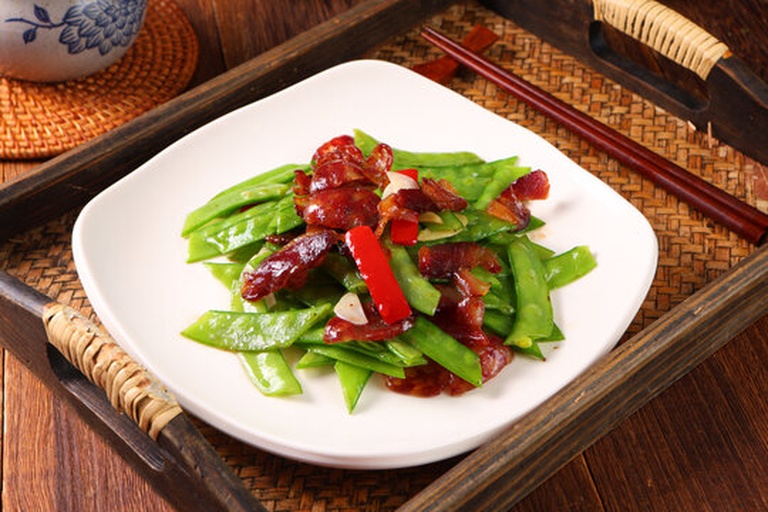 广式香肠与荷兰豆食材摆盘