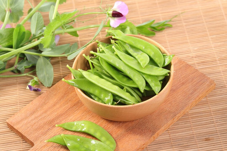 家庭厨房中处理青碗豆的场景