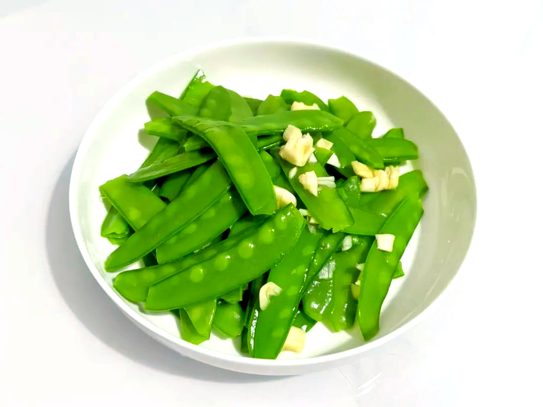 西兰花和荷兰豆搭配炒制的菜肴