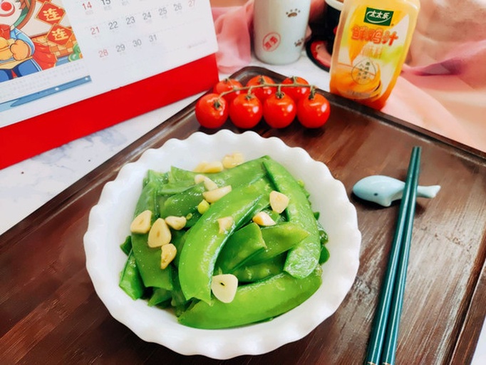 荷兰豆与蒜苔新鲜食材对比图