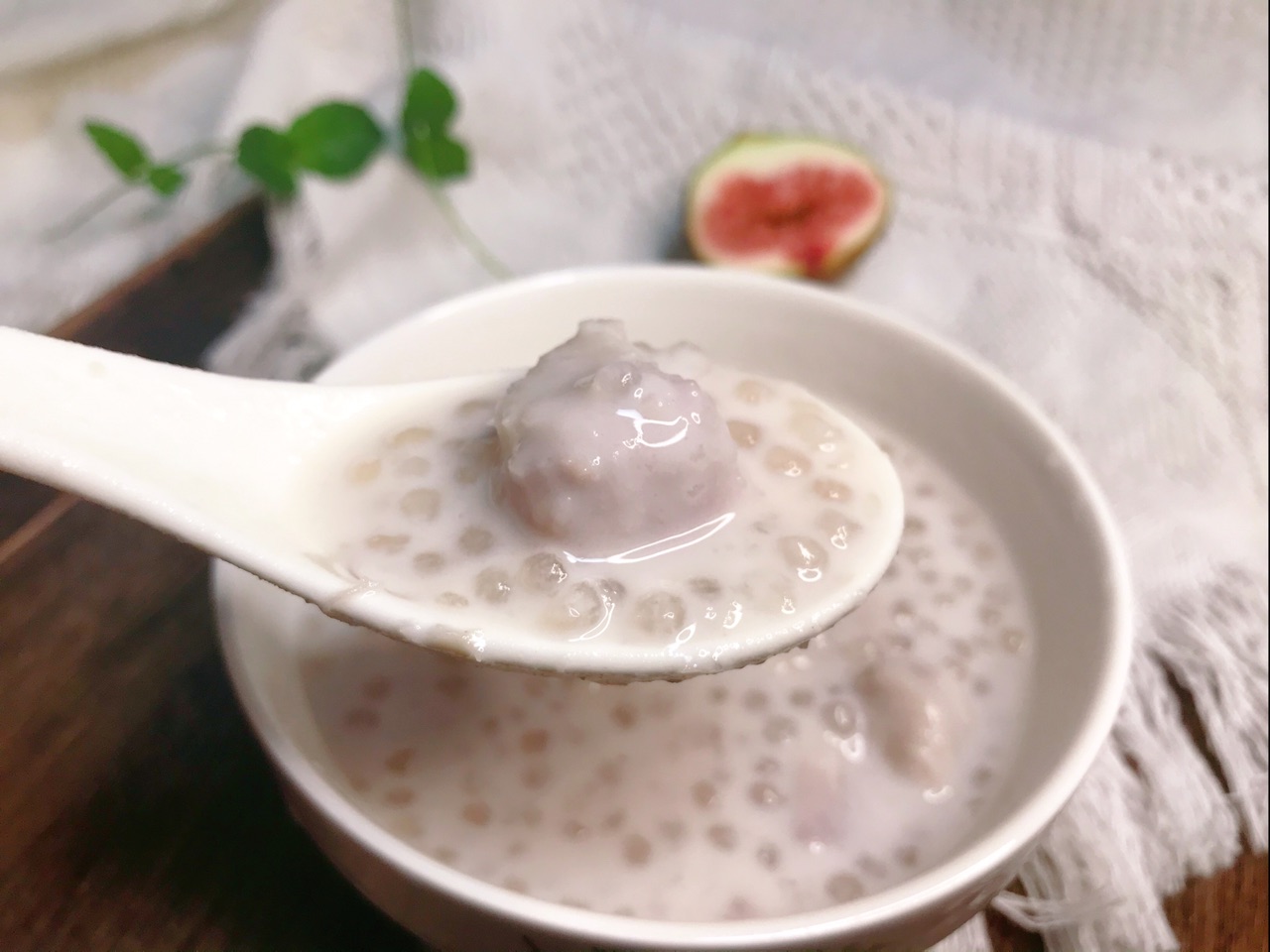 特写镜头:半透明紫芋圆、橙红小芋圆悬浮于深红红豆沙中,表面浮着晶莹糖汁,撒桂花碎,盛于磨砂玻璃碗 手工芋圆红豆糖水特写