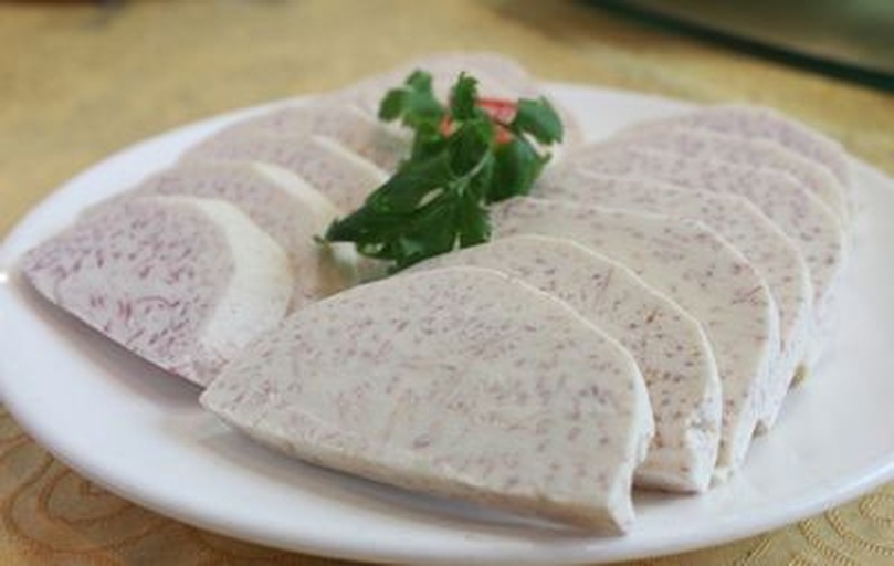 厨房中正在蒸制的香芋菜肴