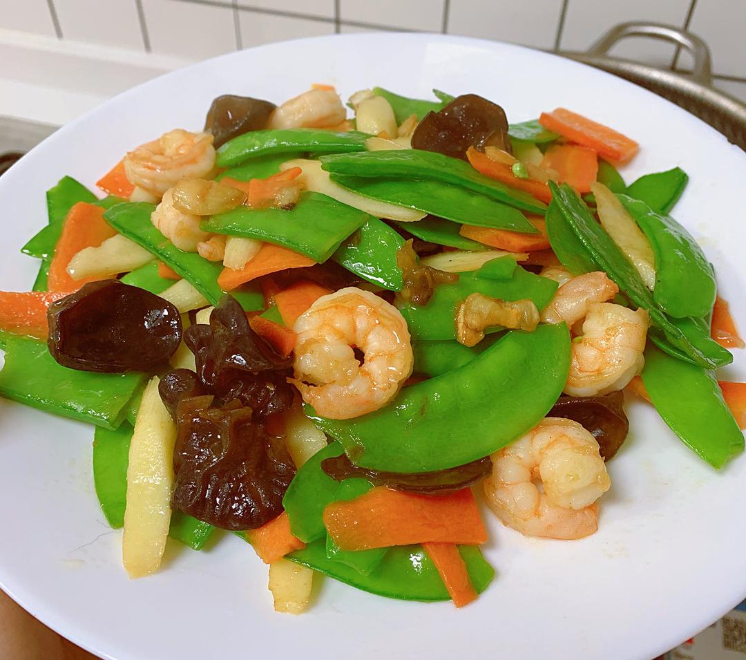 高清微距摄影:新鲜去壳海虾仁(半透明粉红色,带弹性光泽)与切丝胡萝卜(橙红色,表面微润油光)在铁锅中同炒,可见浅金黄色油膜包裹食材,边缘略焦糖化,无焦黑或糊化现象,体现适中火候与科学配比 海虾与胡萝卜同炒特写