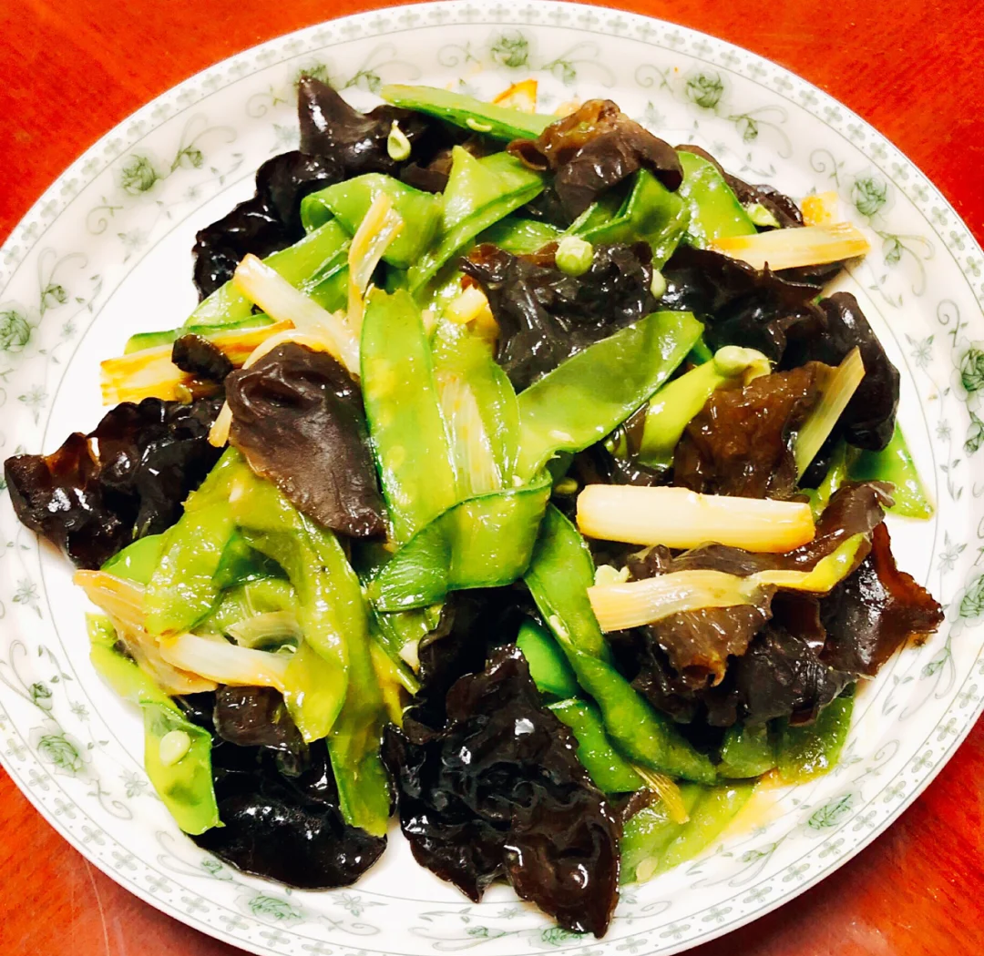 荷兰豆入菜的中式炒菜成品图