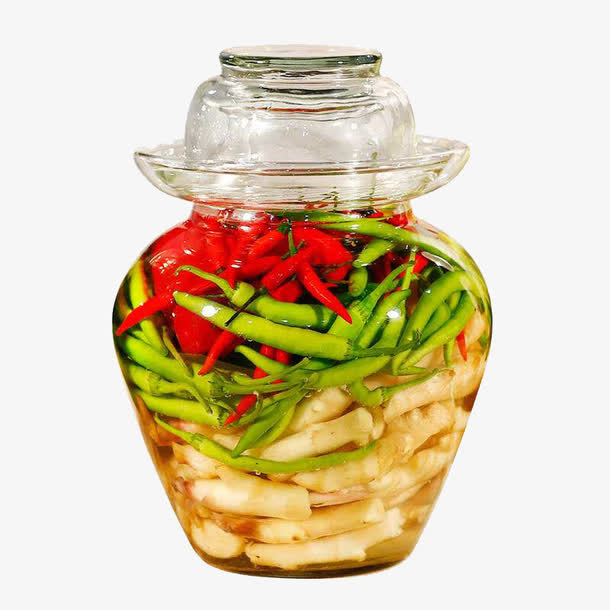 透明玻璃泡菜罐中浸泡着红艳的小米椒，水中漂浮着姜片、蒜片和花椒，罐体密封完好