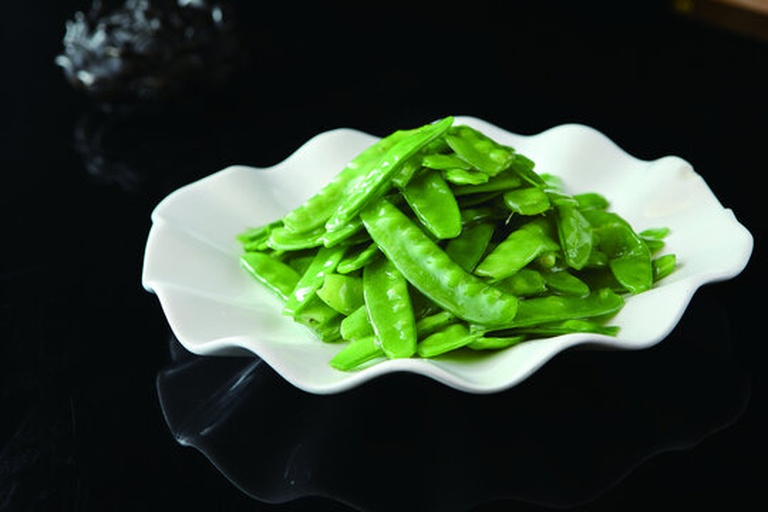 焯水后的荷兰豆色泽鲜亮