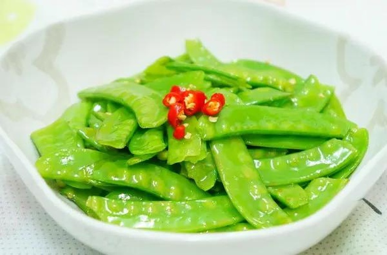 清炒荷兰豆炒藕片成品盛盘图
