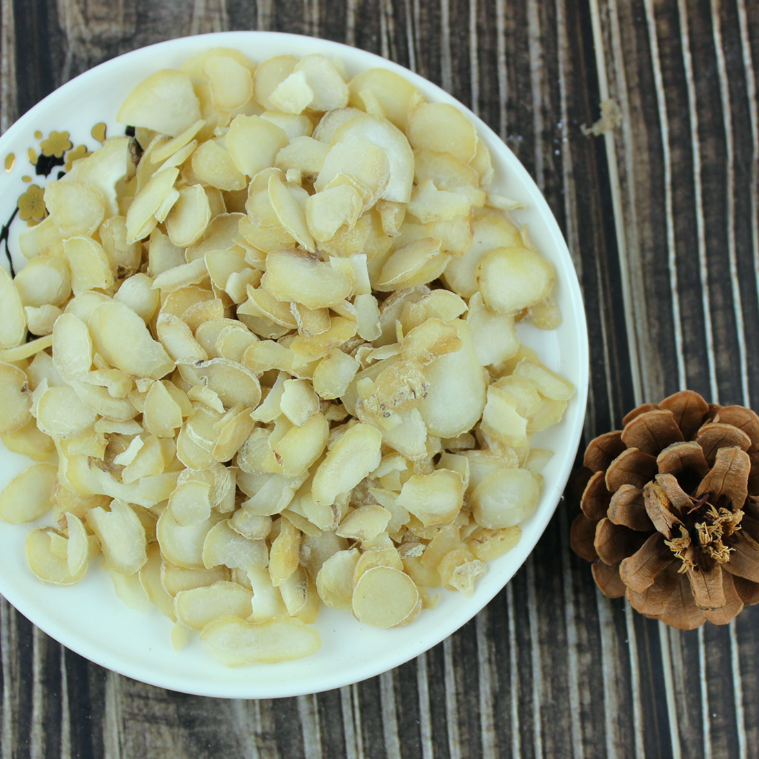 松露切片与搭配食材摆盘艺术