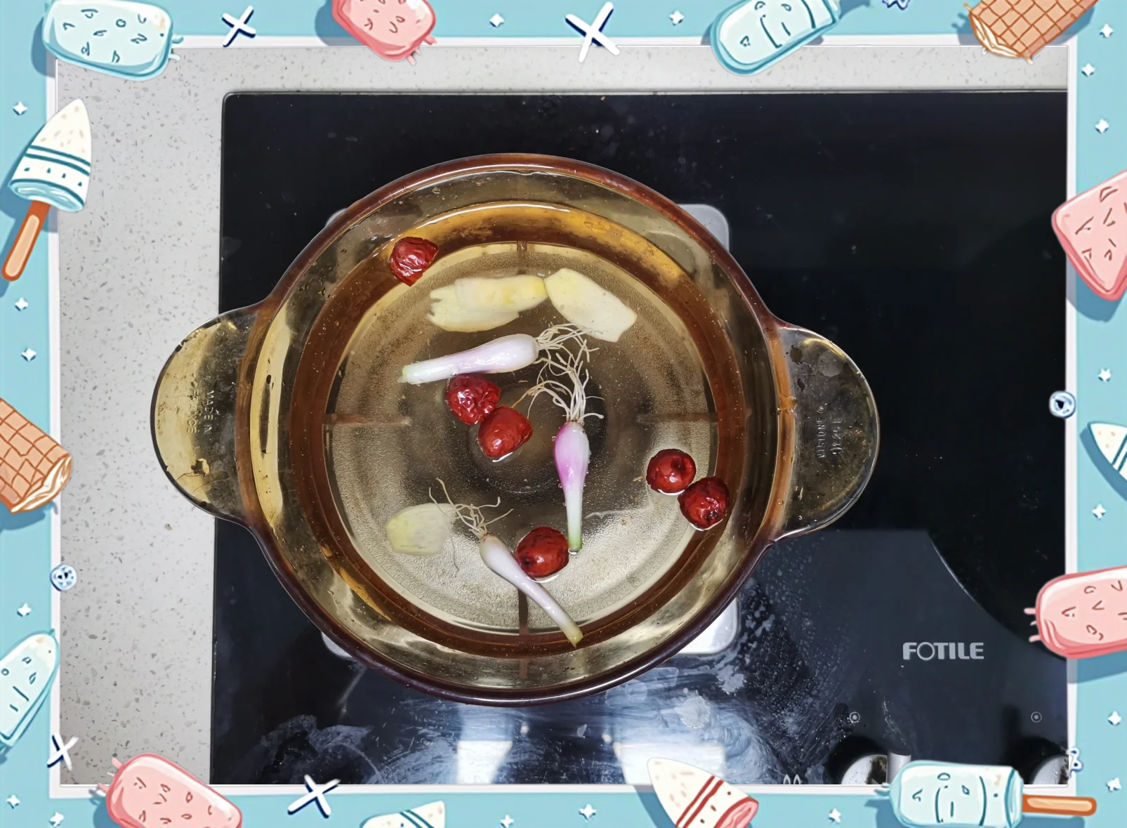 大葱大枣煮水特写：透明玻璃锅中淡琥珀色汤液，浮着两段带绿叶的鲜葱白和三颗饱满去核灰枣，汤面有细微油珠反光，背景为木质料理台