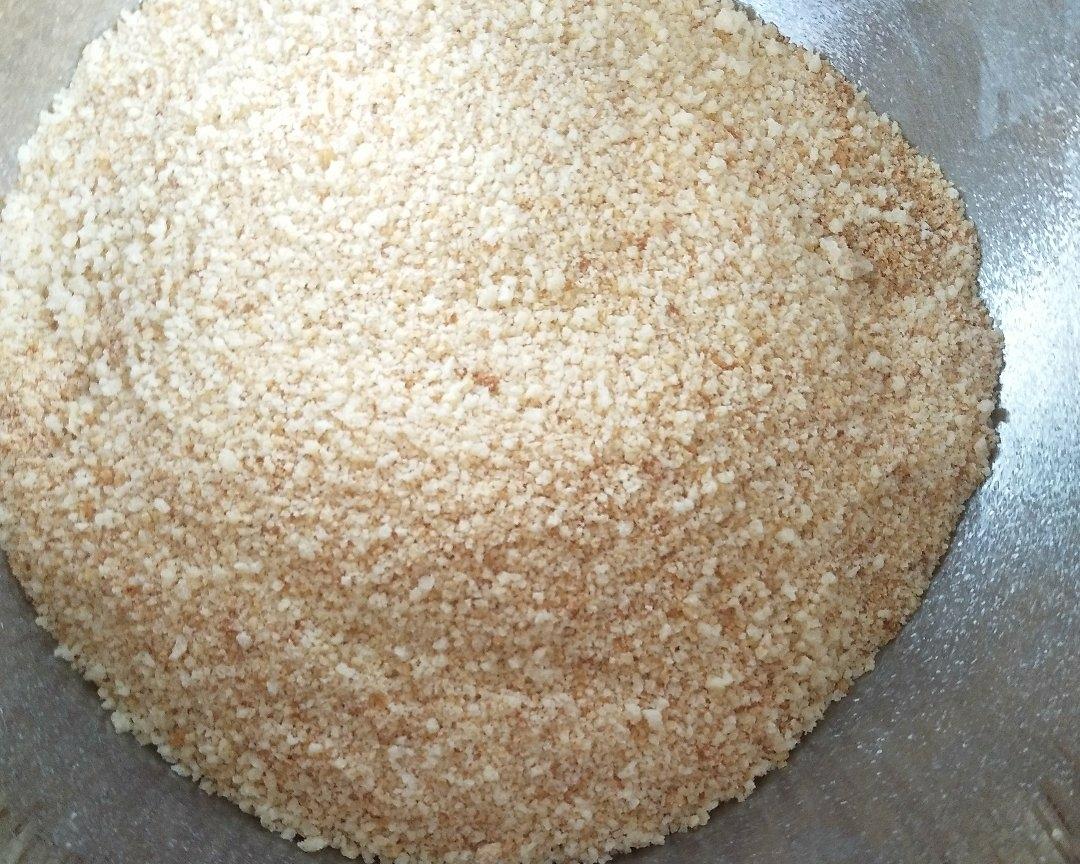 展示侧柏仁用于烹饪或烘焙的场景,如制作点心或粥品 侧柏仁烹饪图
