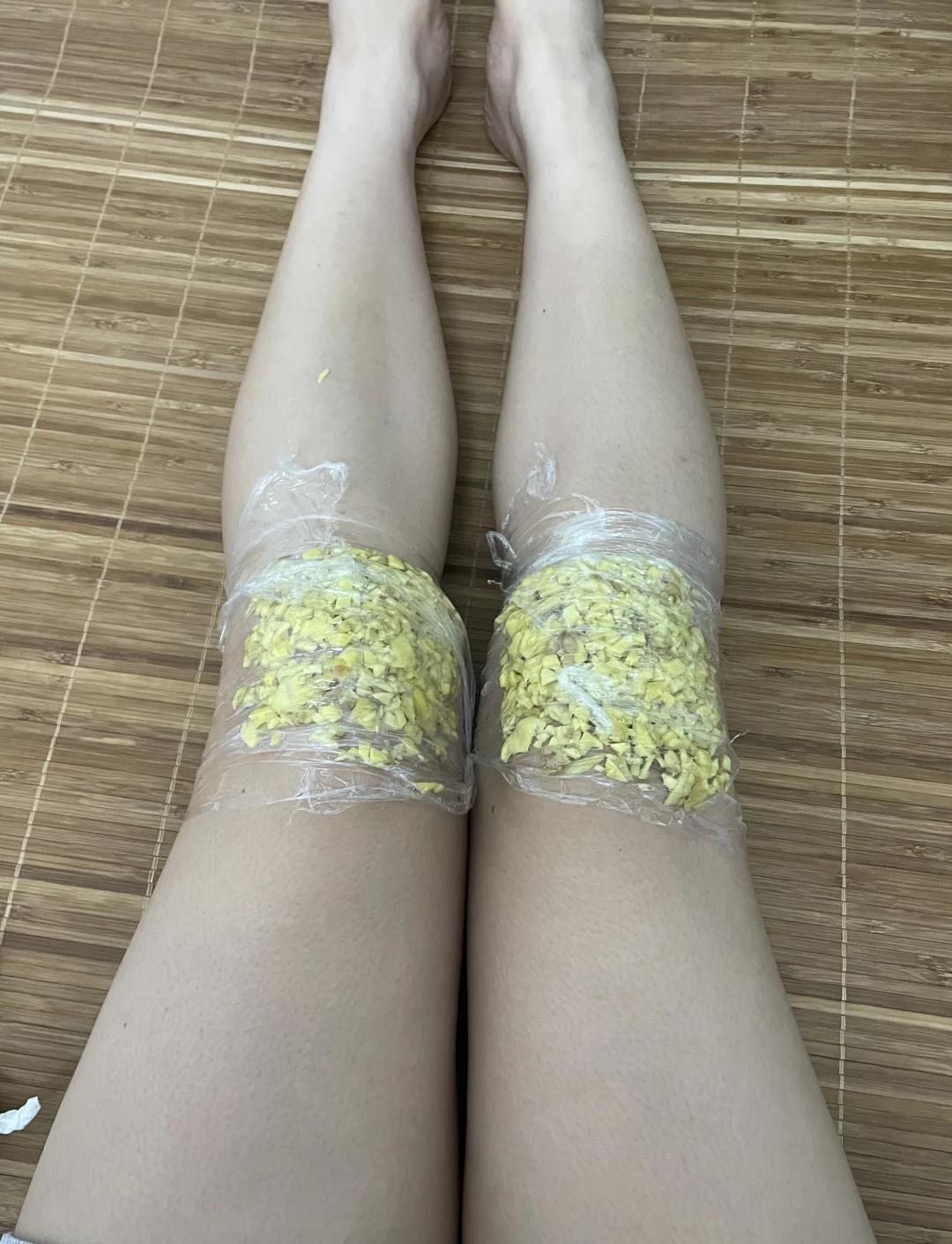 专业医疗场景摄影:穿戴白大褂的中医师手持温度计监测药袋表面温度(显示62.5℃),将缝制规整的纯棉布袋(尺寸20×15cm)稳稳敷于老年患者右侧膝关节;布袋微鼓,表面有细微水汽凝结,体现精准控温下的安全外敷过程 中医外治操作场景:医师将温热的花椒粗盐混合物装入棉布袋,敷于患者膝关节,袋面可见均匀蒸汽,体现适宜温度控制