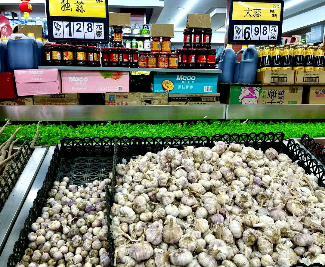 超市货架上的蒜苔包装展示